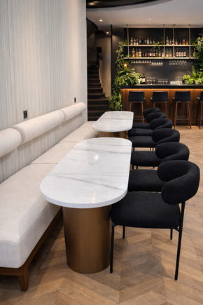 Banquette sur mesure pour restaurant, mobilier tapissé fabriqué en atelier TUKASSA