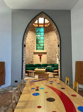 Canapé sur mesure en tissu velour vert émeraude réalisé par TUKASSA pour un projet résidentiel