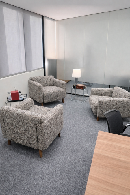 Canapé et fauteuil sur mesure en tissu bouclé réalisé par TUKASSA pour un projet professionnel à Paris