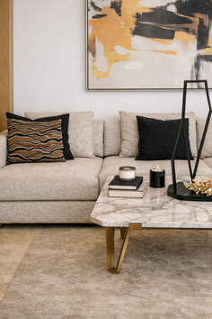 Canapé et fauteuil sur mesure en tissu bouclé beige ainsi que jaune réalisé par TUKASSA pour un projet résidentiel