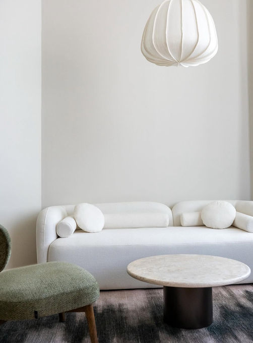 Canapé sur mesure en tissu bouclé réalisé par TUKASSA pour un projet professionnel à Paris