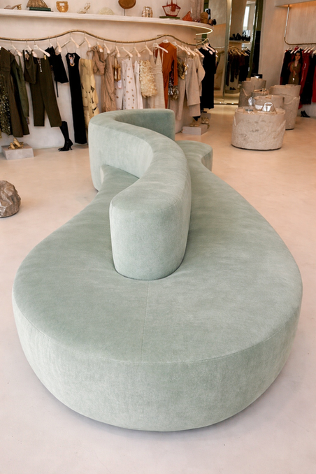 Canapé sur mesure en tissu bouclé réalisé par TUKASSA pour un projet professionnel à Madrid