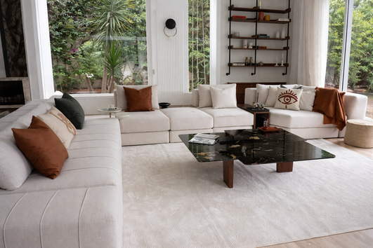 Canapé sur mesure en tissu bouclé beige réalisé par TUKASSA pour un projet résidentiel