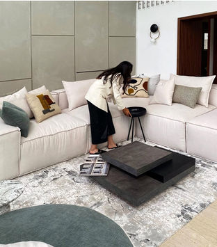Canapé sur mesure en tissu bouclé beige réalisé par TUKASSA pour un projet résidentiel