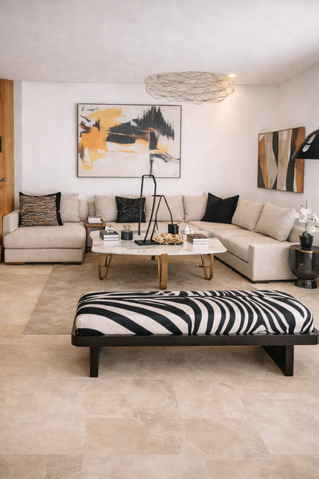 Canapé et fauteuil sur mesure en tissu bouclé beige ainsi que jaune réalisé par TUKASSA pour un projet résidentiel