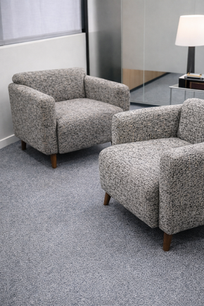 Canapé et fauteuil sur mesure en tissu bouclé réalisé par TUKASSA pour un projet professionnel à Paris