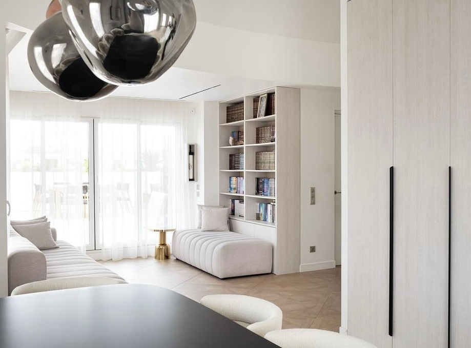 Canapé et fauteuil sur mesure en tissu bouclé beige ainsi que jaune réalisé par TUKASSA pour un projet résidentiel