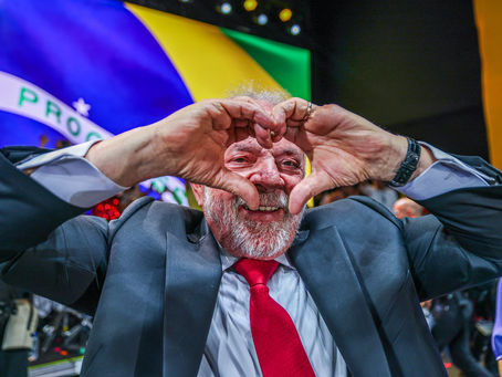 Lula quer 'gabinete do amor' e pagar para influenciadores falarem bem do governo