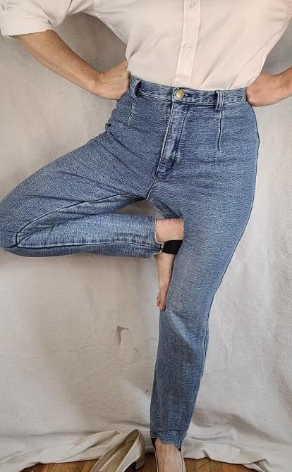Thumbnail: Vintage 1990s Stirrup Ankle Blue Jeans by Averrce in Size 12