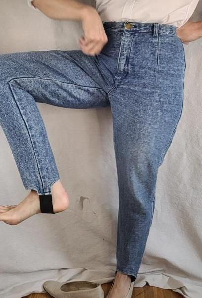 Thumbnail: Vintage 1990s Stirrup Ankle Blue Jeans by Averrce in Size 12