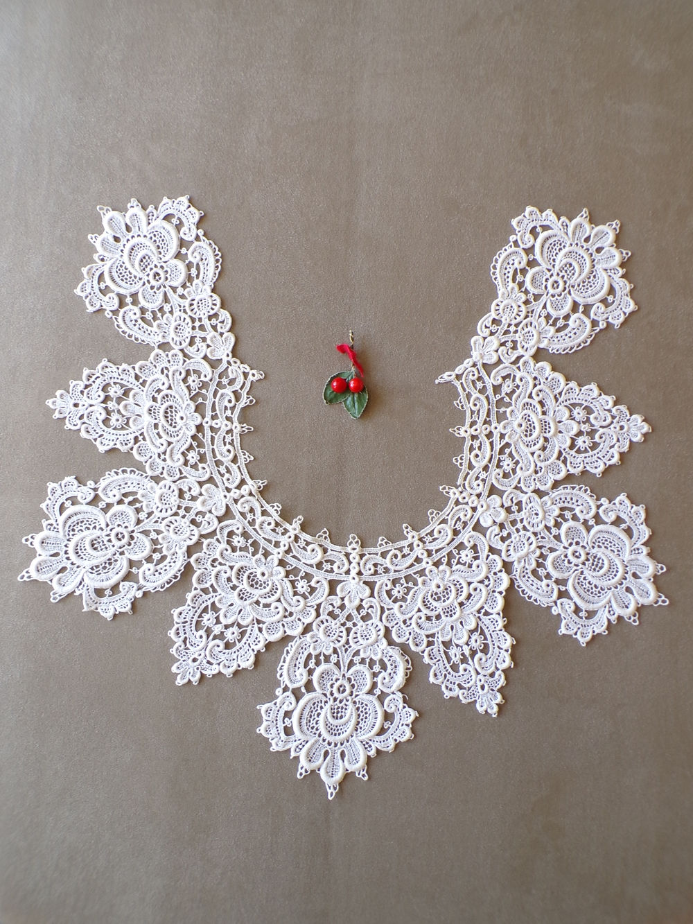 Immense Col Dentelle