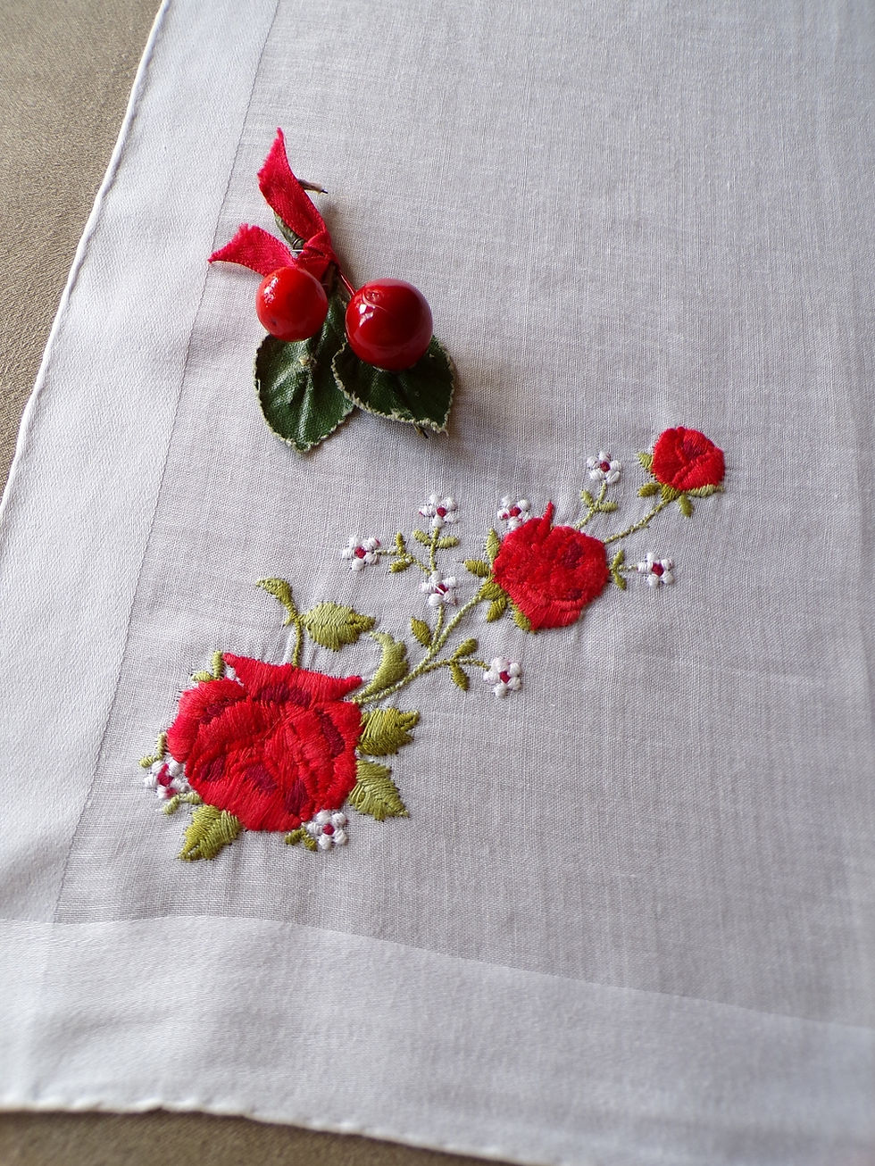 Miniature : Mouchoir Brodé de Roses Rouges