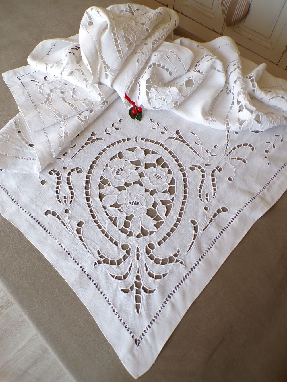 Nappe Brodée Richelieu "Roses"