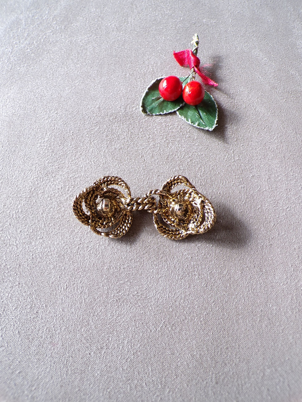 Miniature : Boucle de Cape Dorure et Nacre
