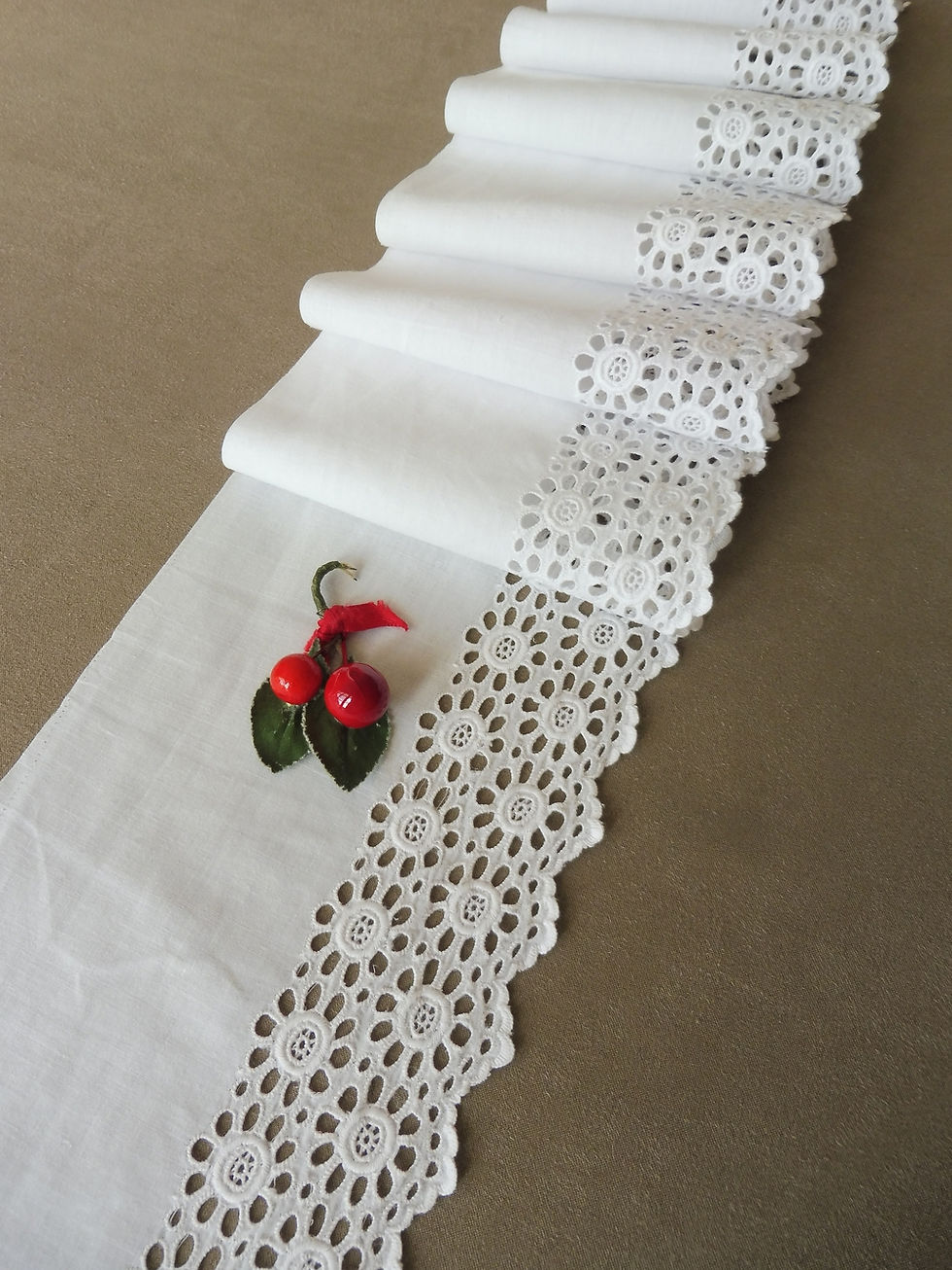 Miniature : Broderie Anglaise