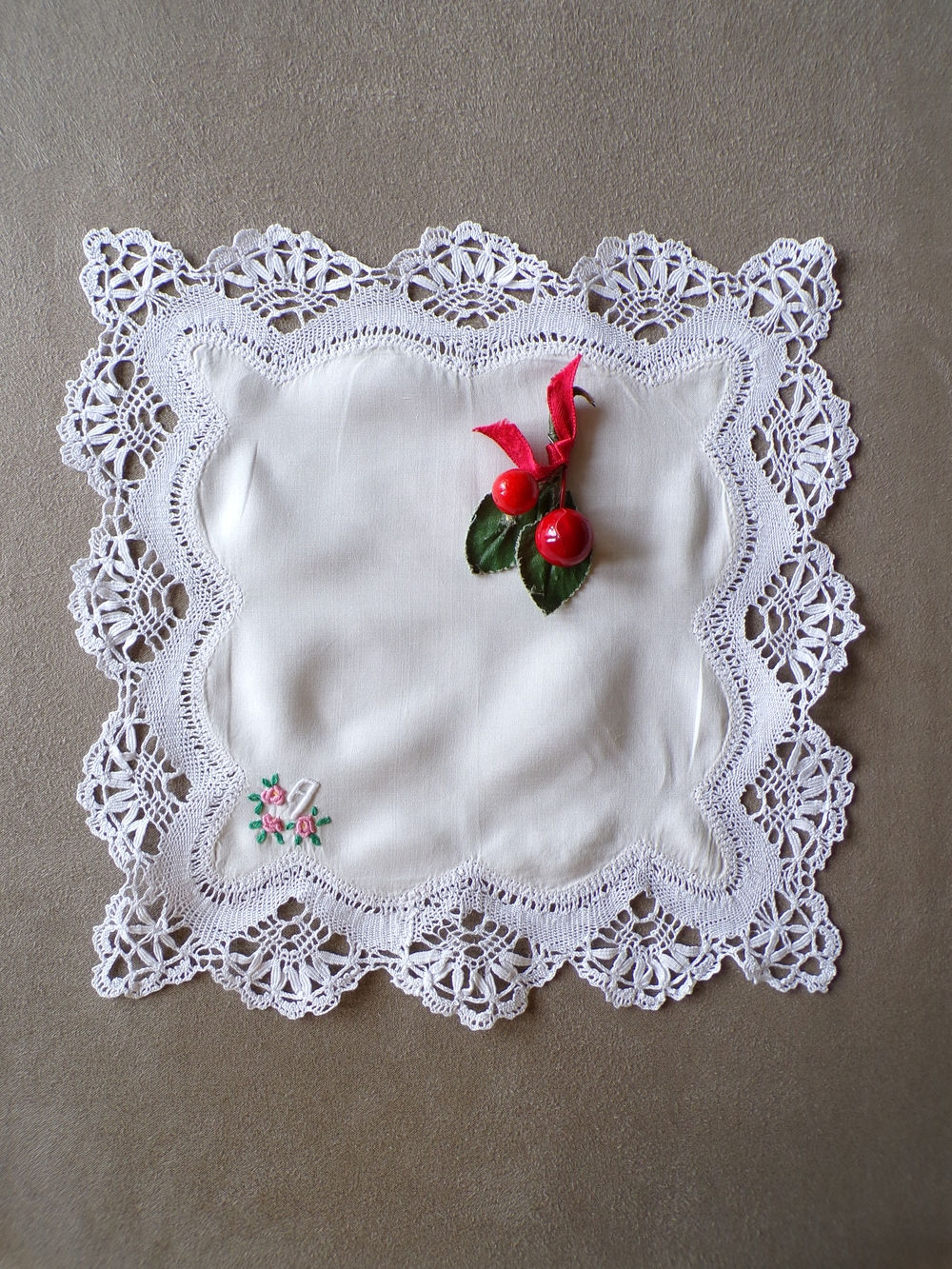 Pochette Soie et Dentelle Brodée A