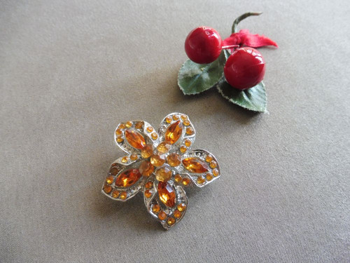 Broche Fleur Élégante 8,5 Cm – Orange Vif – Bijou Fantaisie Pour Tenue Chic Ou Décontractée