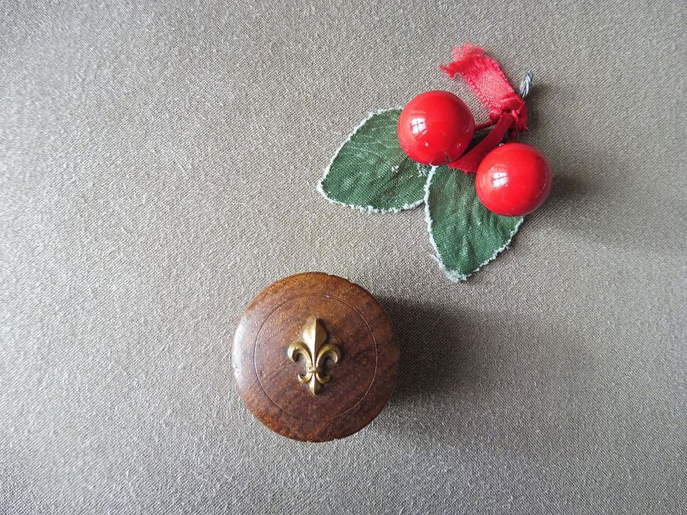 Miniature : Pilulier en Bois Fleur de Lys
