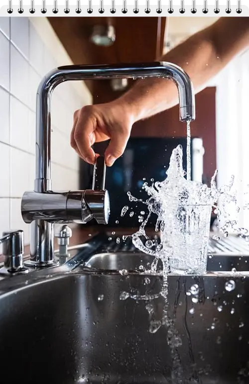 水道から勢いよく出る水