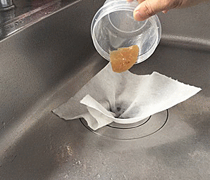 油の塊を排水口に流してはダメ 排管を詰まらせる