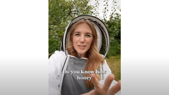 How do bees talk to each other? The Waggle Dance. Maddie Moate