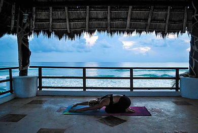 Laura-holmes-yoga-class-isla-mujeres-mex