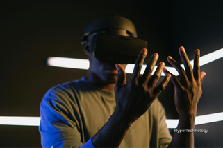 Usuário com headset de realidade virtual interagindo com ambiente digital imersivo, representando inovação em tecnologia VR.
