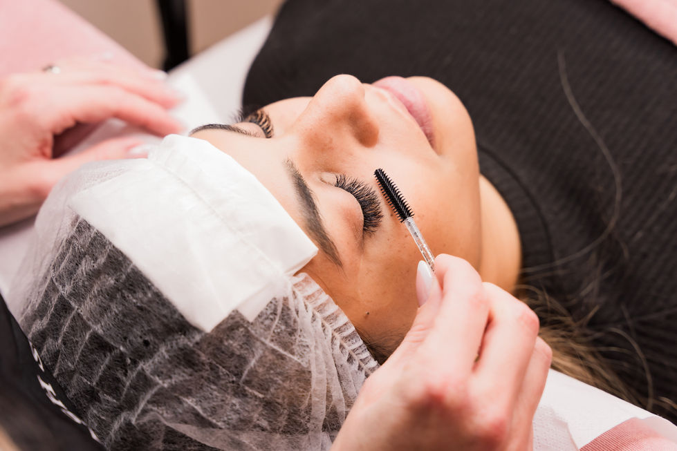 Ольга с клиенткой на наращивании ресниц