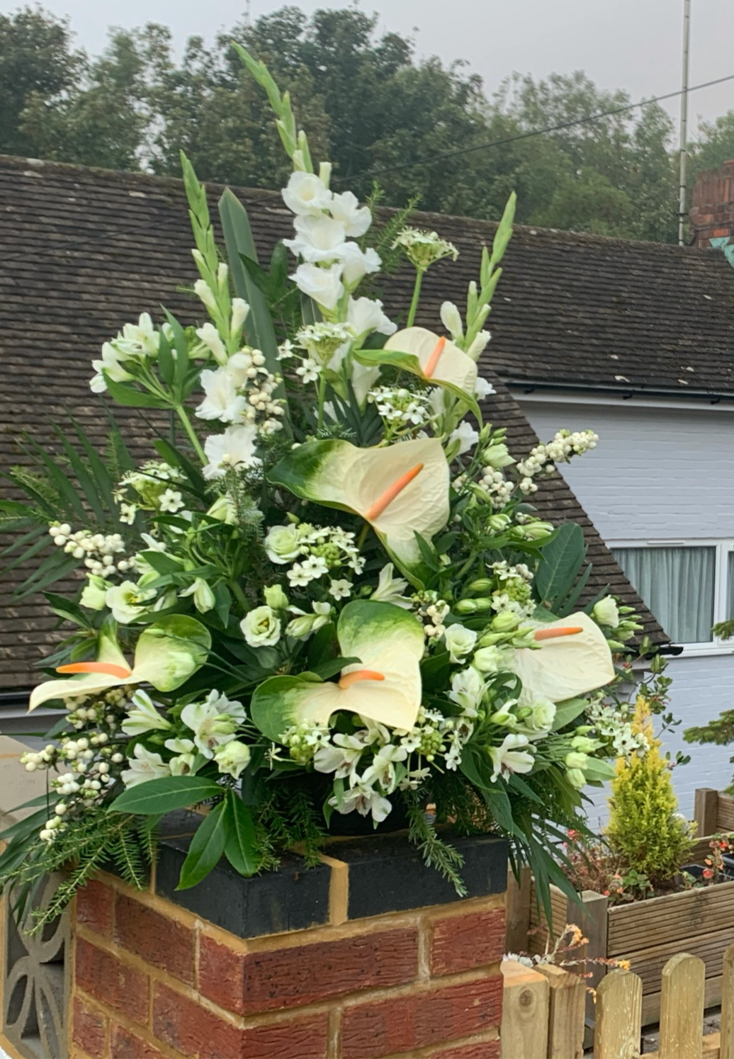 White Lily/Green - Pedestal