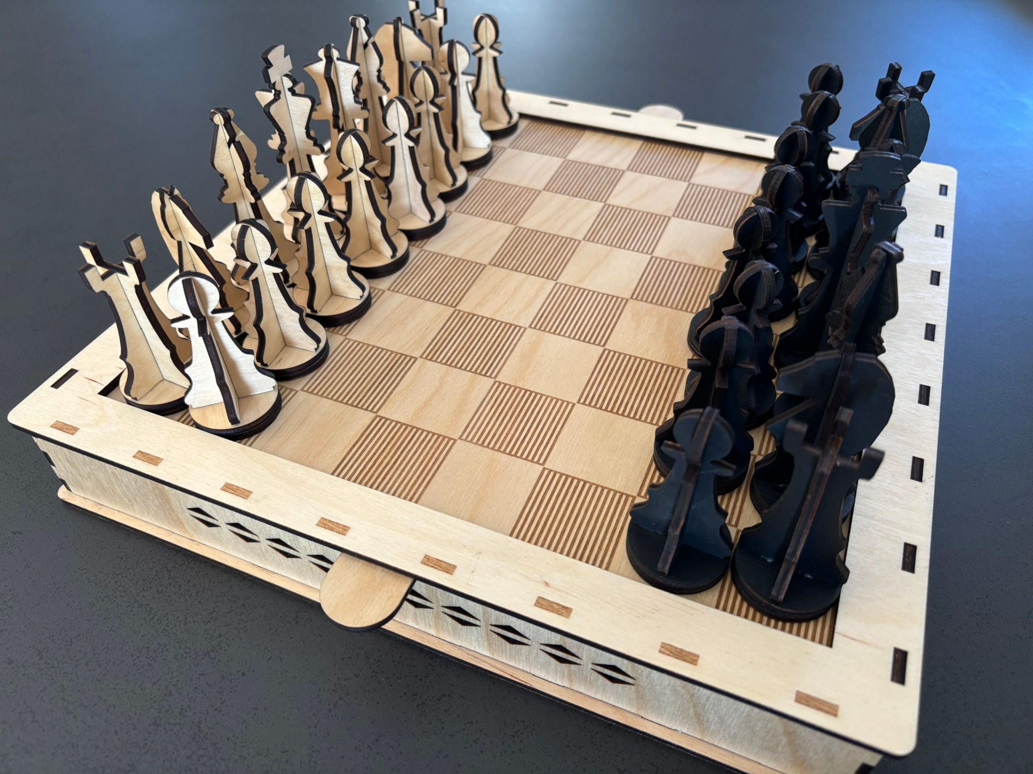 Jeu d'échecs en bois (pièces, plateau et rangement)