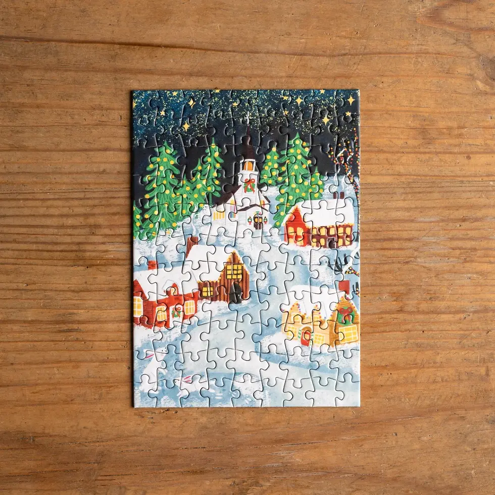 Mini puzzle Festive Village Trevell de 99 pièces, illustrant un village festif dans une ambiance de Noël.