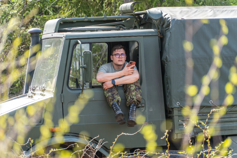 See mees ei viska kunagi oma püssi põõsasse!