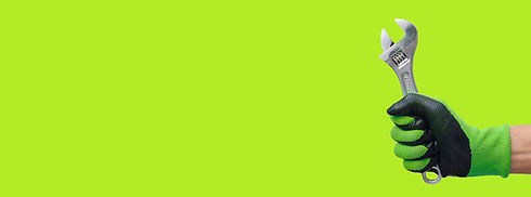 Hand mit Schraubschlüssel als Symbol für den Airbnb Reparaturservice