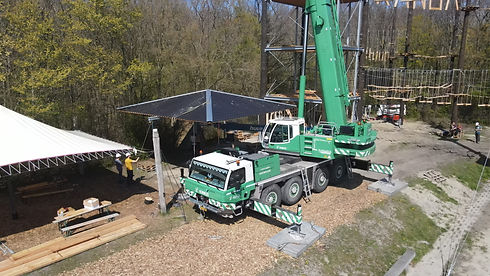 Het dak van de toren wordt naar boven gehezen in het klimpark van Kano.
