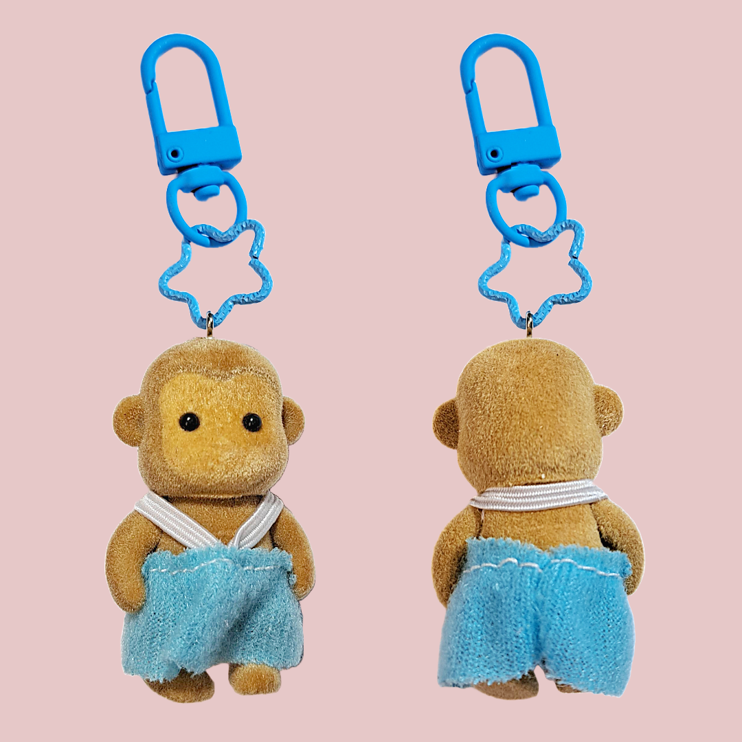 chaveiro macaco com roupa azul claro sylvanian families