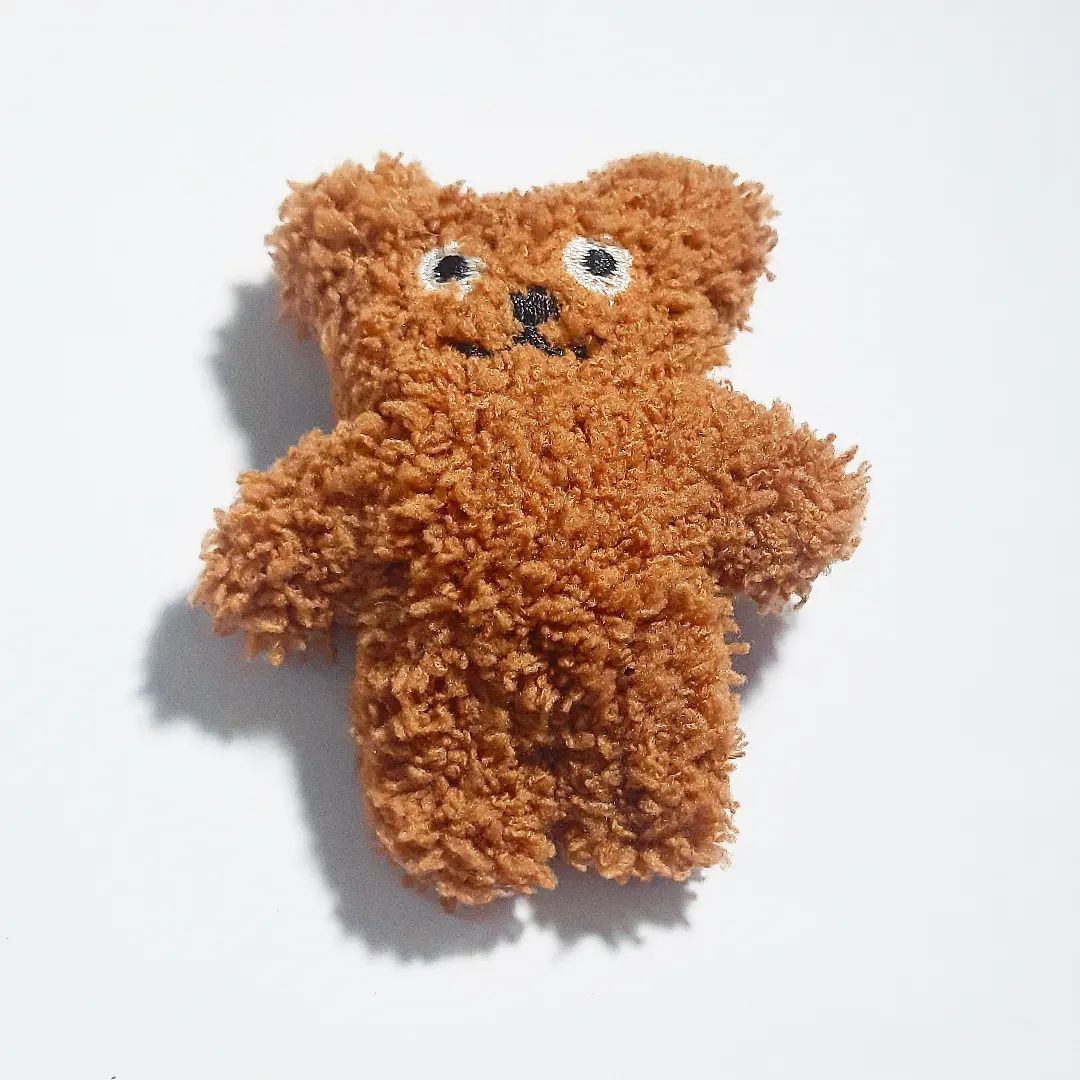 broche urso zoiudo de pelúcia