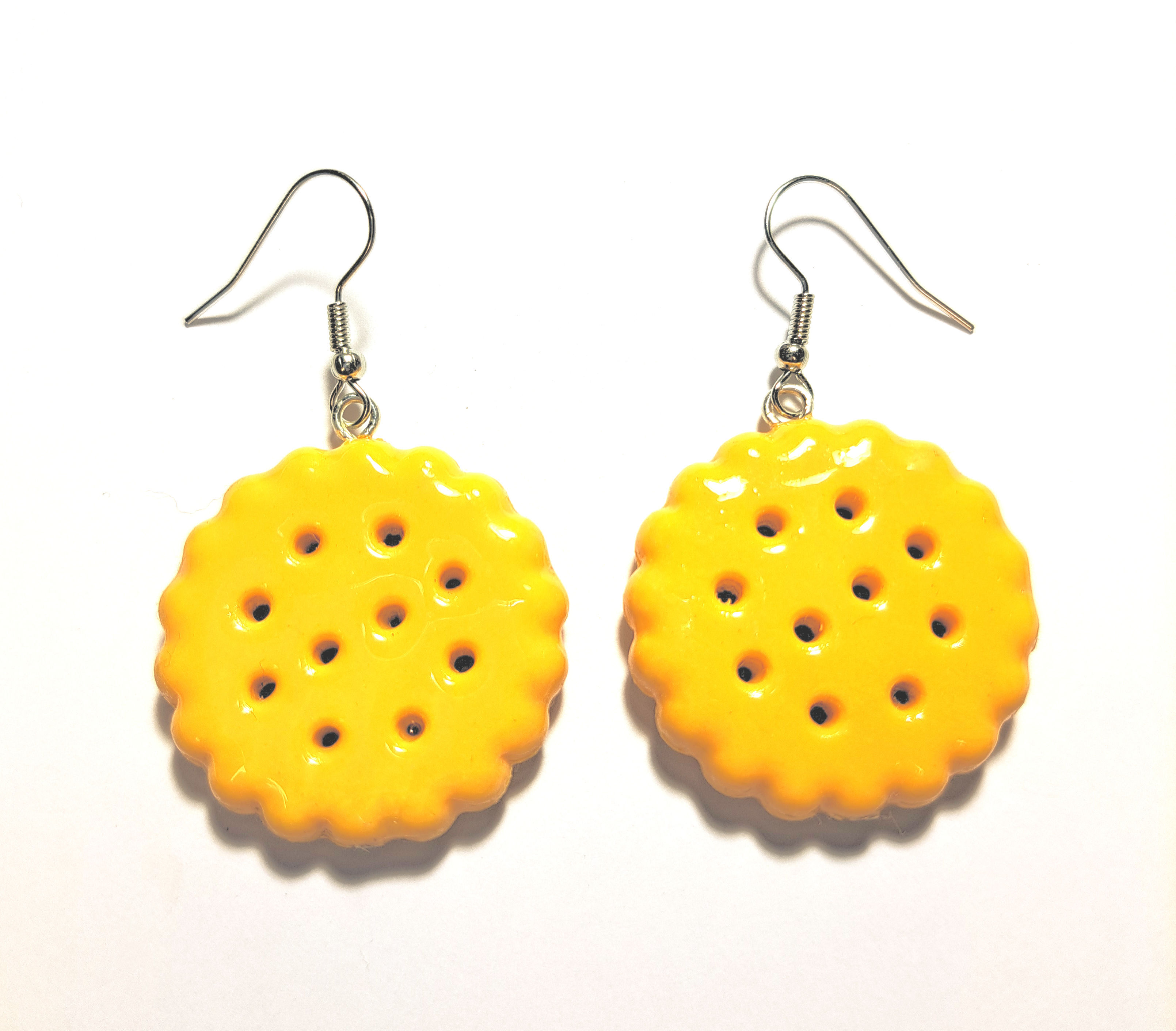 brinco de bolacha amarela