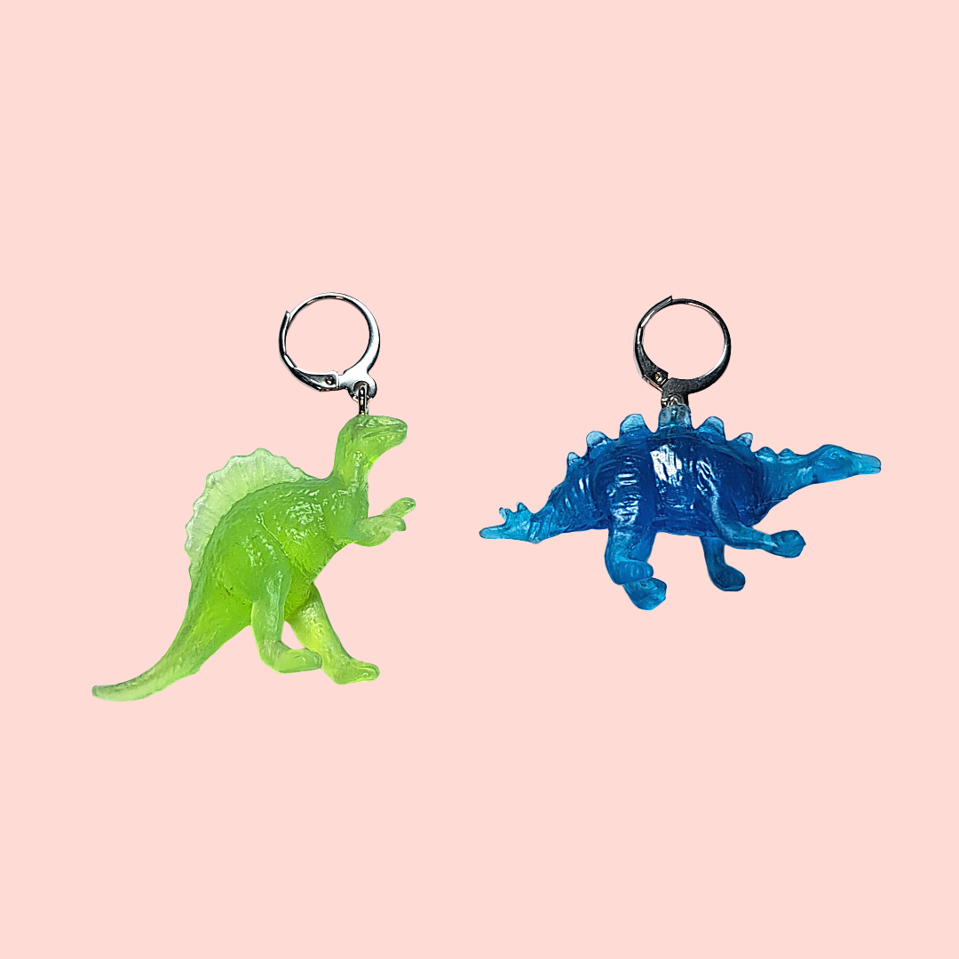 brinco dinossauro verde e azul (brilha no escuro!)