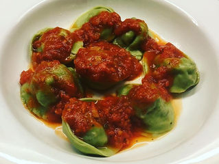 Cappelletti de manjericão recheado de carne e champignon com molho de tomate.