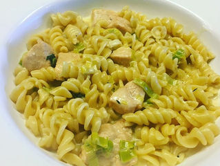 Fusilli ao molho de açafrão com alho-poró e cubos de frango
