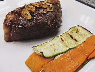Picanha com alho e legumes grelhado