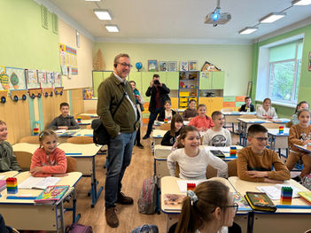 Dan Mongomery in Ukrainian classroom