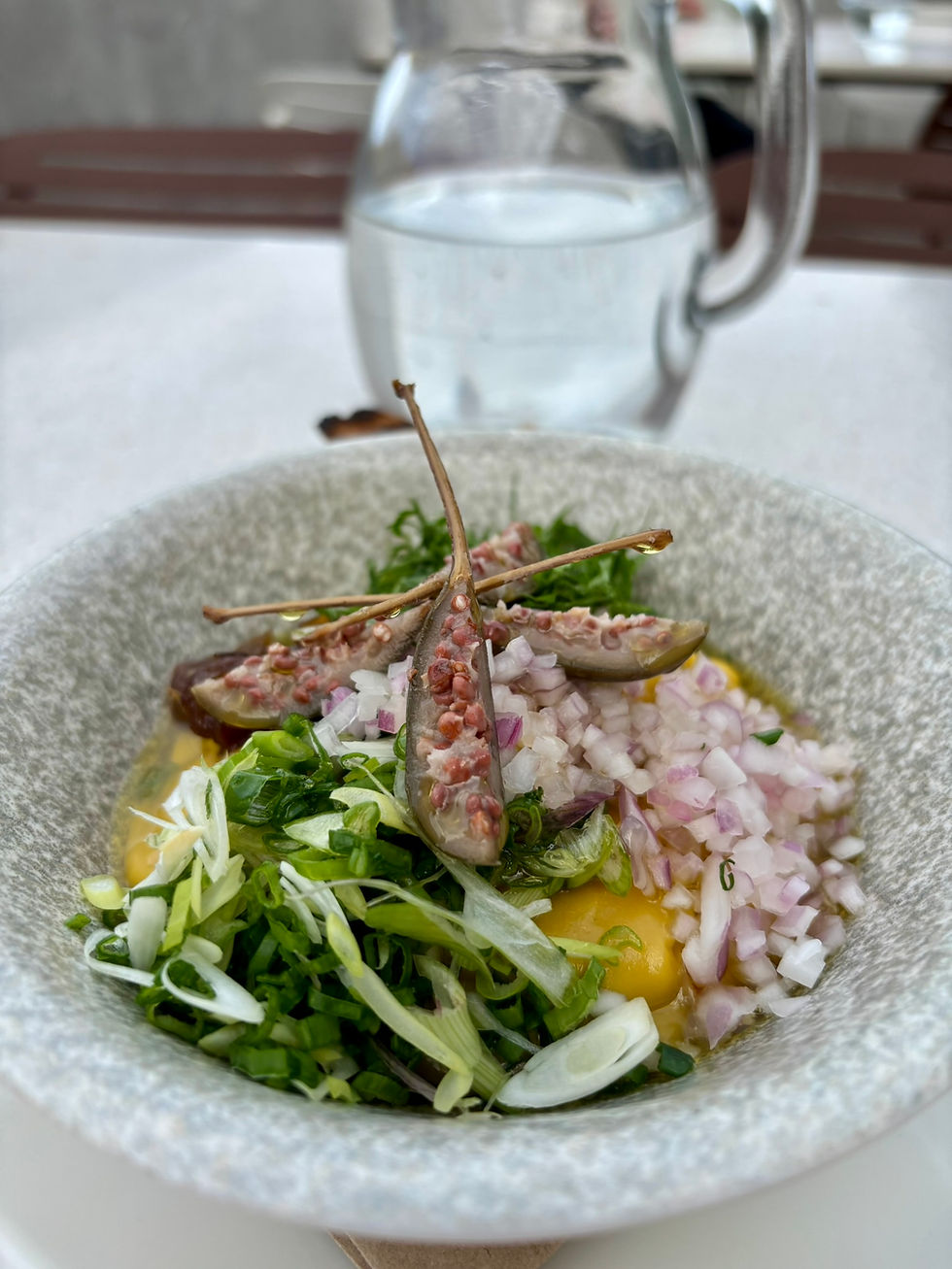Fava  - das Pendant zum Humus, bestehend aus einem Platterbsen-Püree mit Kapern, Anchovis, Zwiebeln und Frühlingszwiebeln.