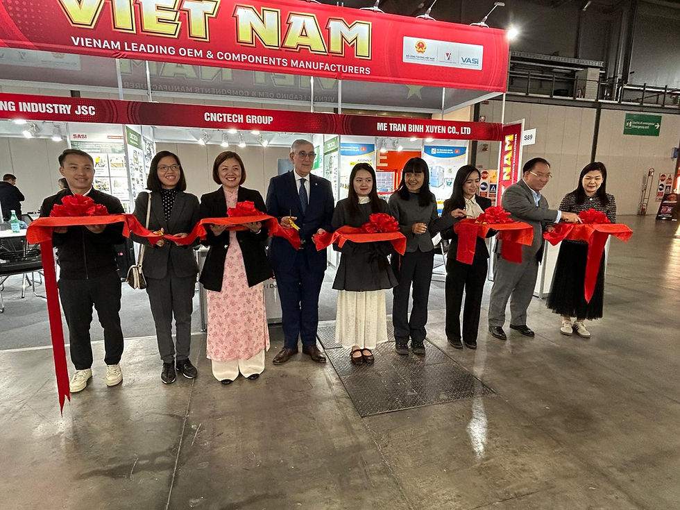 Rho, 4 novembre 2025, la Camera di Commercio Italia Vietnam ha visitato il padiglione del Vietnam presso la fiera EICMA Milan 2025 che si terrà dal 4 al 9 novembre presso Rho Fiera Milano. A rappresentare la CCIV, il Segretario Gernale Walter Cavrenghi ha partecipato alla cerimonia del taglio del nastro, insieme al Segretario Generale dell'Associazione per il supporto alle industrie del Vietnam, Sig.ra Truong Thi Chi Binh e rappresentanti delle imprese vietnamite.