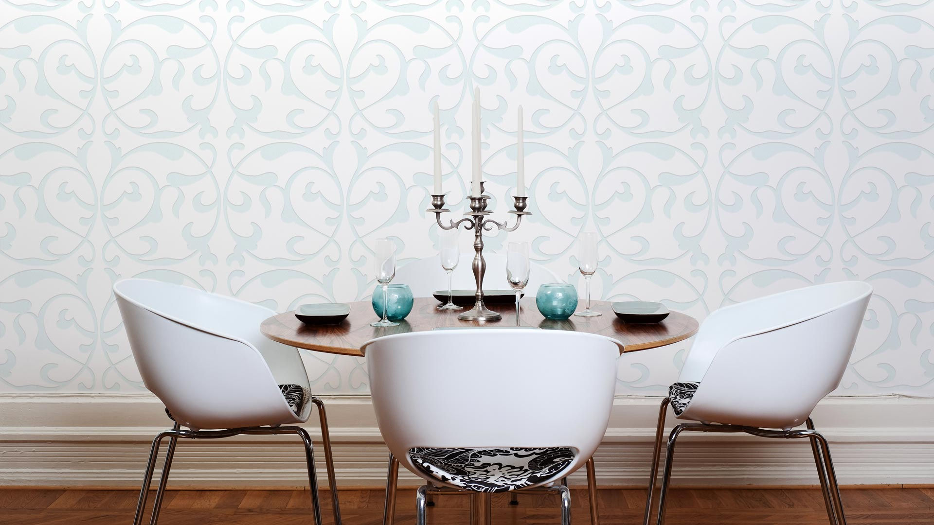 Интерьер гостиной с трафаретом для декора Морозный иней