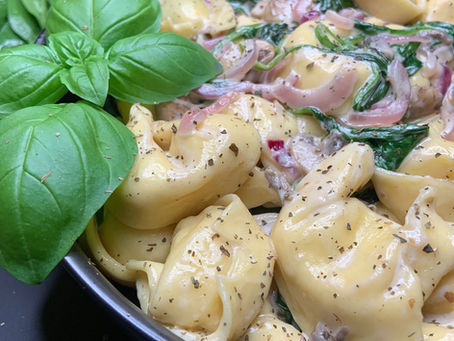 Tortellini mit Champion-Spinat-Rahmsoße & karamelisierten Zwiebeln 