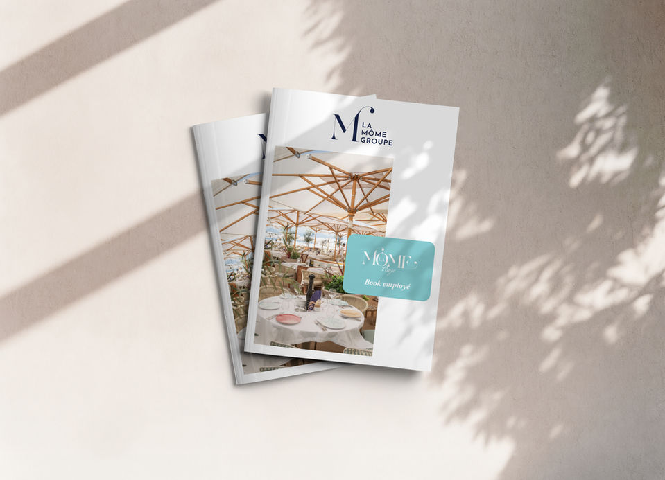 Magazine ouvert montrant la couverture d'un book employé pour la Môme Plage à Cannes.