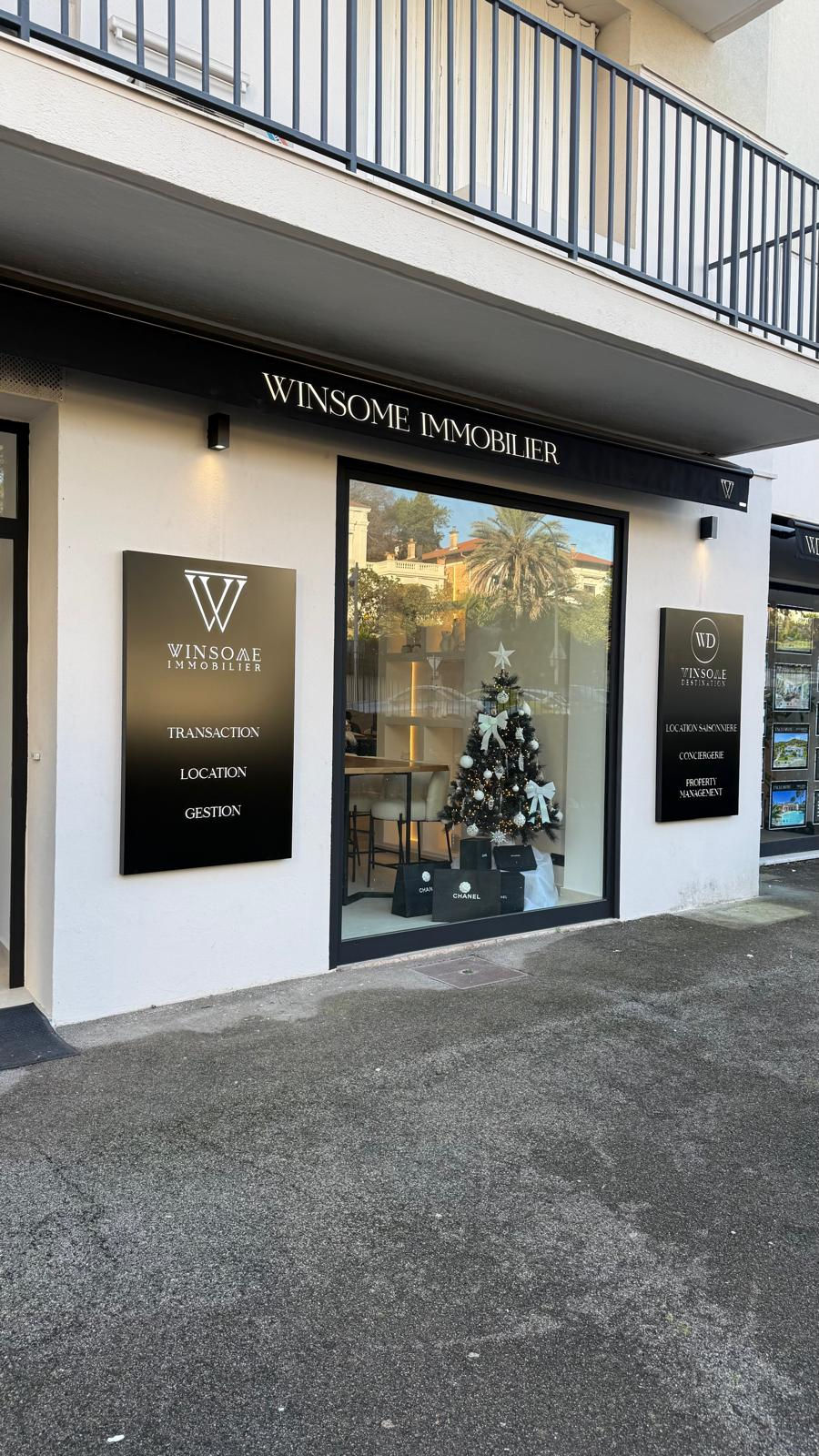 Panneaux sur-mesure en PVC noir pour la devanture d'une agence immobilière