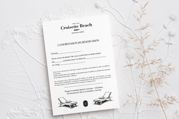 Création graphique et impression d’un support de communication sur papier texturé, offrant un rendu qualitatif et élégant.