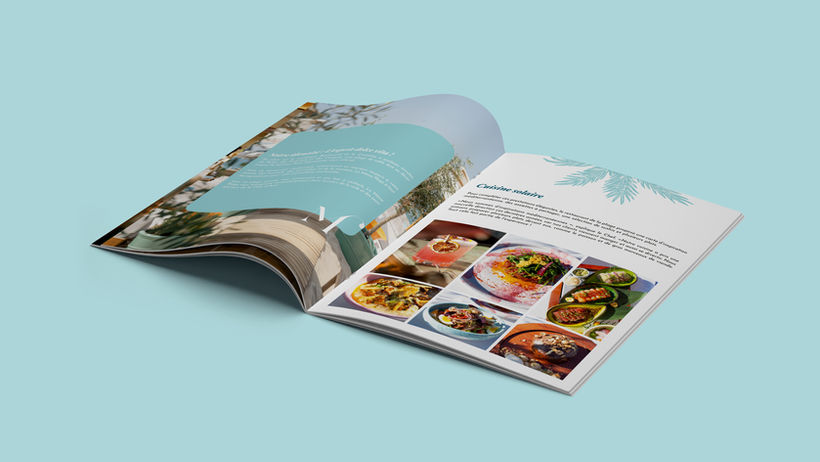 Magazine deux points métal ouvert en perspective, dévoilant une mise en page dynamique avec plusieurs photographies de plats gastronomiques.